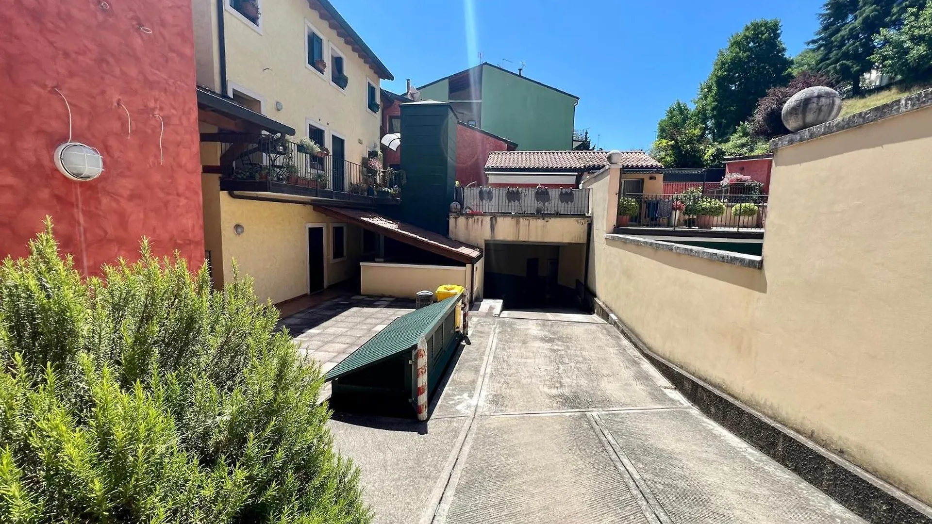 Red Rose Apartment Con Garage location